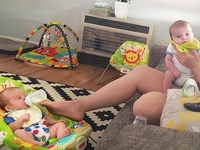 Лайфхаки от родителей двойни: кормить можно не только руками