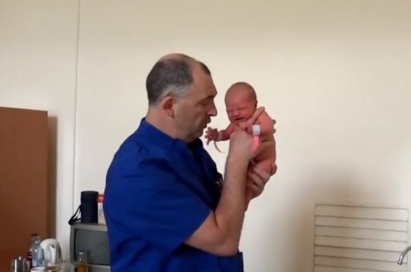 Первый осмотр ортопеда: видео шокировало пользователей сети