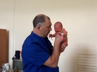 Первый осмотр ортопеда: видео шокировало пользователей сети