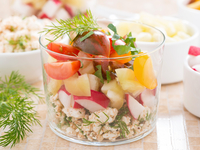 Весенний салат из редиса с творогом