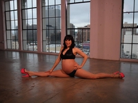 Сексуальная беременность: танец на пилоне за неделю до родов