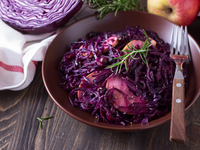 Постный салат из капусты, свеклы и яблок