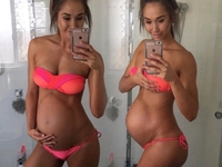 Фитнес-модель, поразившая мир размером своего живота, родила сына