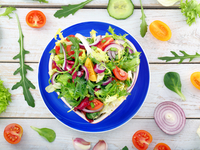 Зеленый салат с помидорами и луком