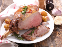 Запеченная баранья нога с розмарином