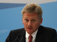 Художница нарисовала пресс-секретаря России грудью