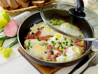 Яичница из перепелиных яиц с колбасой