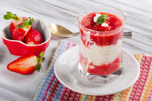 Как приготовить слоеную панна котту с клубникой (видео)