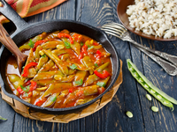 Стручковая фасоль в томатном соусе с овощами