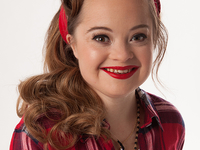 Модель с синдромом Дауна впервые стала лицом косметического бренда