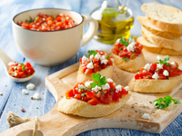 Брускетта с помидорами и фетой