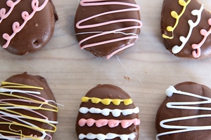 Как приготовить шоколадные пасхальные яйца (видео)