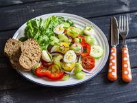 Весенний салат из овощей и перепелиных яиц