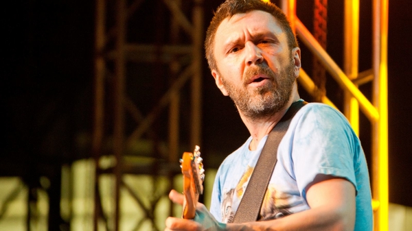 Художница нарисовала грудью портрет Шнурова в "лабутенах"