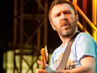 Художница нарисовала грудью портрет Шнурова в "лабутенах"