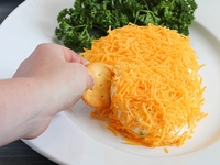 Как приготовить пасхальный салат в виде морковки