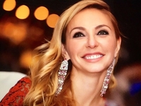 Татьяна Навка похвасталась подтянутой фигурой в купальнике