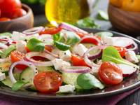 Весенний салат с редисом и фетой