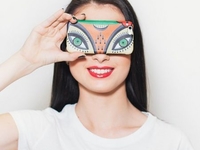 Вещь дня: чехол для телефона с "глазами"