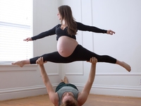 Акро-йога во время беременности: фото активной мамы