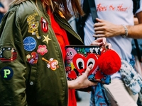 Бунтарский дух 70-х: как носить нашивки, вышивки и патчи