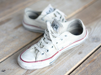 Как удалить пятна с белых кедов