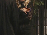 Папарацци запечатлели располневшую Риту Ору с сигаретой в руке