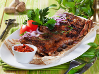 Свиные ребрышки в медово-соевом соусе