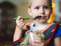 ТОП-10 продуктов, которые нельзя давать детям до трех лет