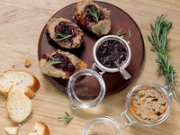 Луковый мармелад с паштетом из куриной печени
