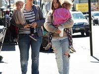 Дрю Бэрримор прогулялась с дочками после новости о расставании с мужем