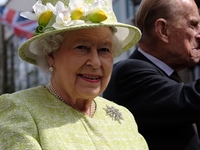 Елизавета ІІ сфотографировалась с двумя внуками и пятью правнуками