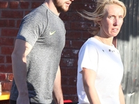 Режиссер 50 оттенков серого посетила спортзал со своим молодым мужем