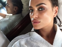 Ирина Шейк опубликовала архивное фото с сестрой