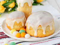 Пасхальный кулич с вишней