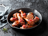 Запеченные куриные ножки с чесноком и перцем