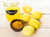 Как красить яйца куркумой