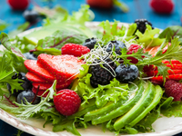 Пасхальный салат из авокадо и ягод