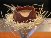 Пасхальный коктейль в шоколадном яйце