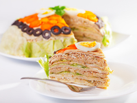 Блинный пирог с салатом из тунца