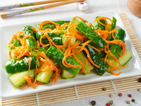 Восточный салат из огурцов и моркови