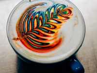 Бариста создает цветные рисунки на латте