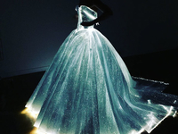 MET Gala 2016: Клэр Дэйнс удивила светящимся платьем