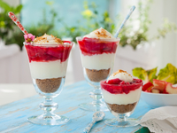 Десерт с клубникой и ревенем