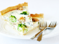 Киш с брокколи, сыром и орехами