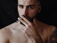 Мужчины с вредными привычками больше привлекают женщин: мнение ученых