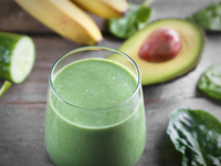 Смузи из авокадо, банана и огурца