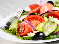 Греческий салат с красным луком