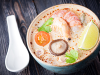 Тайский суп с грибами и креветками