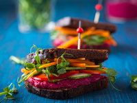 Вегетарианский сэндвич со свежими овощами